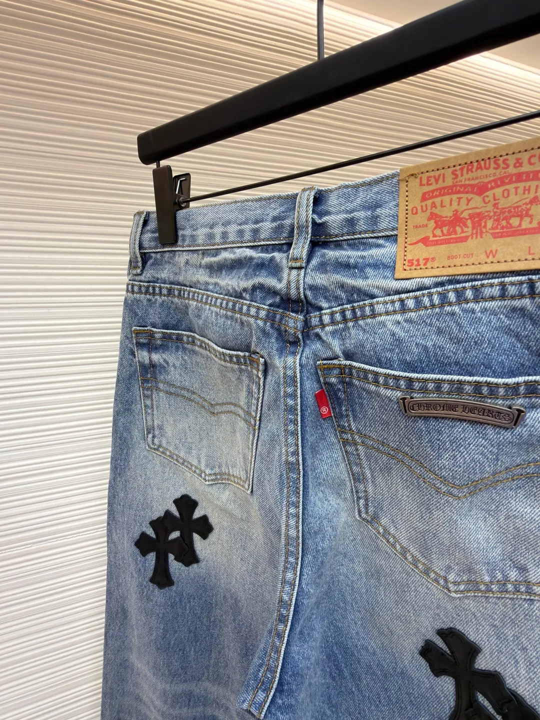Chrome Hearts Cross Logo Jeans ●Item No.: 1682328-C10 ●Material: denim fabric ●Technology: Made with crinkled whiskering technology ●Color: blue ●Type: Fitted version ●Weight: about 775 grams ●Size: 28-30-32-34 ●Description: Customized textured dark bamboo rhyme cotton denim, fine texture, comfortable and close to the skin, matte indigo, a denim poem dyed with time The black cowhide cross patch is used as the anchor point. Every inch of touch hides untamed wildness. The right-angled outline of the cross expresses rebellion, forming a chaotic scene. The kraft paper and pocket logo iron plate on the rear waistband sway slightly with the swing of the body, adding a sense of movement and vitality. It interprets the perfect blend of retro and luxury. To make the pants an attitude statement when worn on the body, first customize 1:1 original denim material to stir-fry snowballs and stir-fry salt with a special corresponding solution. Add a certain amount of dye, soak the denim material in it to absorb the solvent, then scrub it and dry it to further fade and oxygenate. Use fried sand hand-rubbing technology to cause natural fading and wear on the surface of the denim material by processing it on a sand frying machine. Then, use special tools to physically damage the surface of the jeans by hand, maintaining the original texture and details while increasing its uniqueness. The rubbing and wrinkling whisker technology is combined with the gun-painted whisker technique. Manual rubbing is given first in specific areas to achieve a natural wrinkle effect. Then specific tools are used to draw the texture of the whisker shape. The visual effect is full, and the hole is made using the rotten edge hanging technology. The natural rotten edge effect is achieved by physical abrasion on the edge. Through the combination of high-temperature steam and sandpaper, the fiber hairiness and color difference are removed, giving the jeans a unique hole and wear effect. The overall wiring is straight and delicate, the fabric is comfortable and soft, and the color is consistent without color difference. It can be matched with the same style to create a fashionable look and control various occasions. Customized accessories, complete with three standards, same style for men and women!